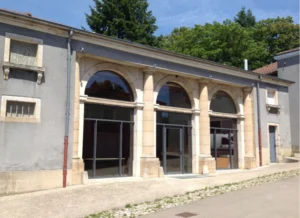 Salle des calèches saint amour extérieur